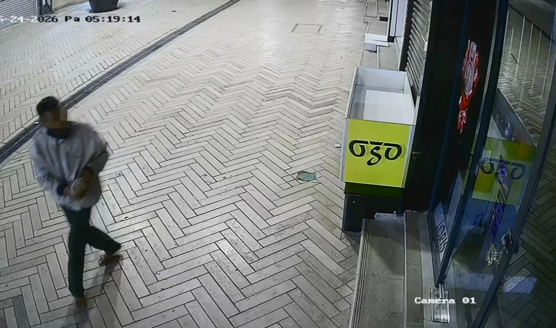 Kocaeli’nin İzmit ilçesinde cadde üzerindeki bazı dükkanların camlarını tahta ve