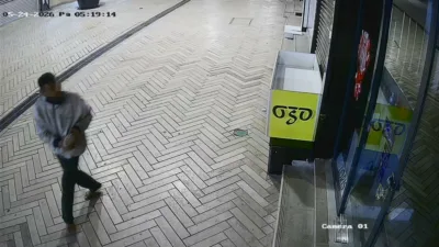 Kocaeli’nin İzmit ilçesinde cadde üzerindeki bazı dükkanların camlarını tahta ve
