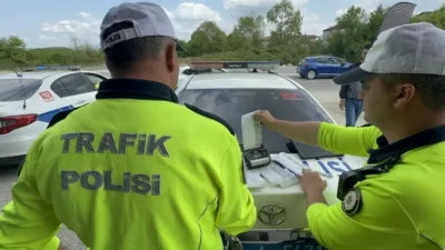 DÜZCE(İHA) – Düzce’de trafik ekipleri kural tanımayan sürücülere izin vermiyor.