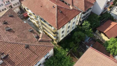Düzce’de 3 katlı binanın ikinci katındaki boş dairede çıkan yangın