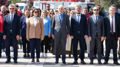 DÜZCE (İHA) – Düzce’de Gençlik Haftası etkinlikleri kapsamında Atatürk Anıtı’nda