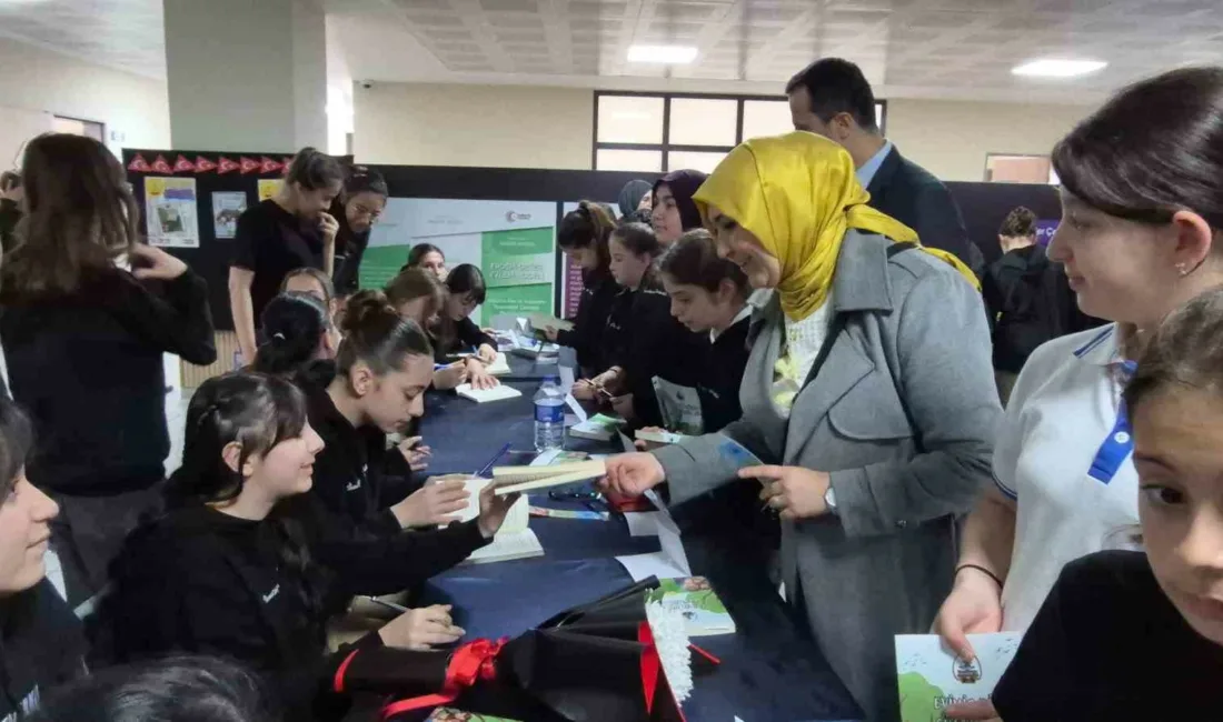Düzce’de İsmetpaşa Ortaokulu öğrencilerinin yazdığı kitap imza gününde öğrenci ve