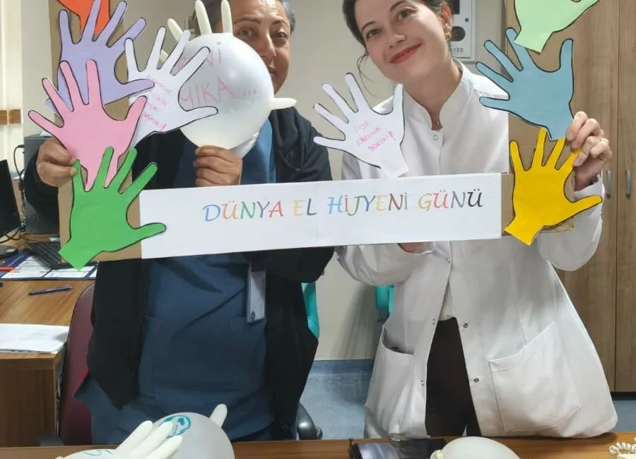 Dünya El Hijyeni Günü kapsamında Kaynaşlı’da düzenlenen etkinlikte, sağlık çalışanları