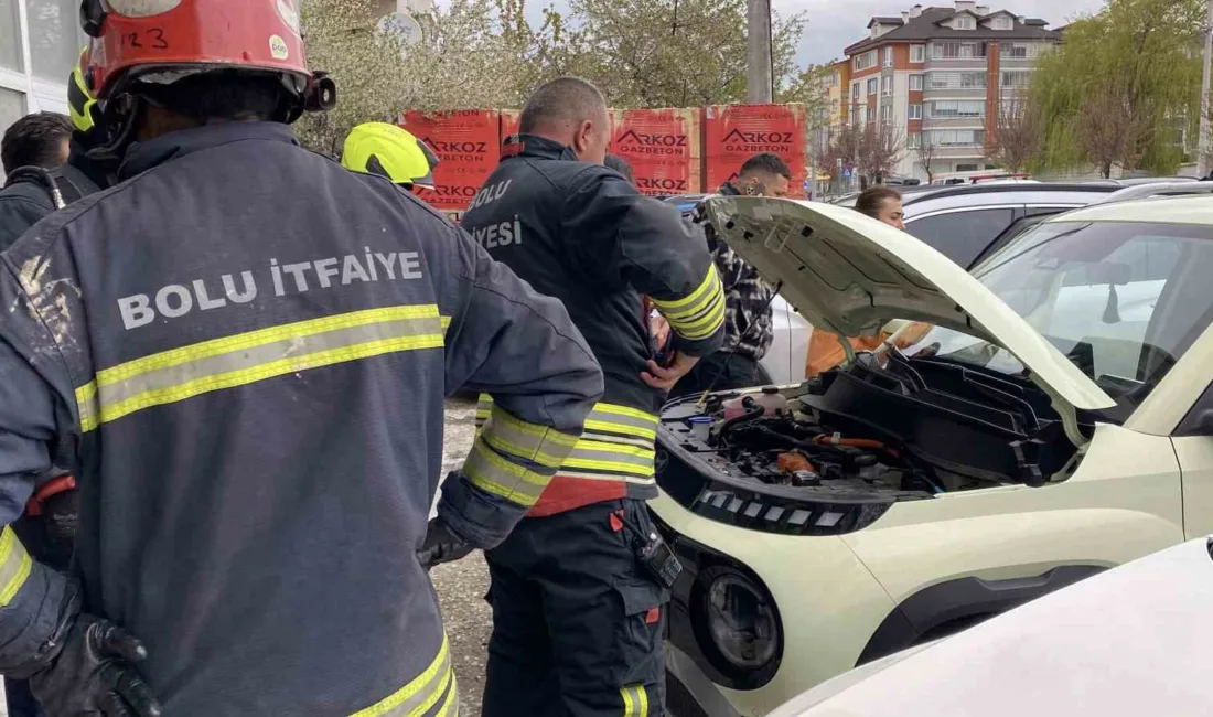 Bolu’da park halindeyken dumanlar çıkmaya başlayan Hyundai marka elektrikli araç