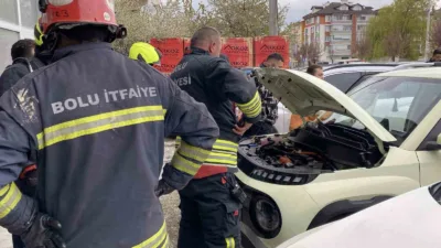 Bolu’da park halindeyken dumanlar çıkmaya başlayan Hyundai marka elektrikli araç