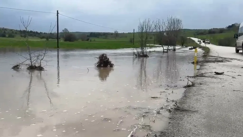 Karabük’ün Eskipazar ilçesinde etkili olan dolu ve sağanak yağış hayatı