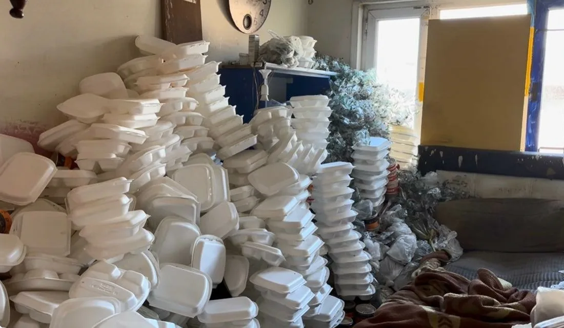 Evlerde bir köşeye bırakılan kullanılmayan eşyalar, atılmaya kıyılamayan eski kıyafetler,