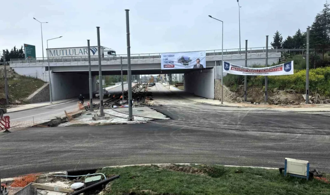 İzmit Vatan Caddesi tramvay kavşağında gece saatlerinde başlatılan asfalt serimi,