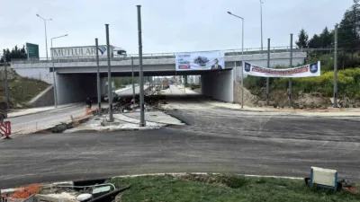 İzmit Vatan Caddesi tramvay kavşağında gece saatlerinde başlatılan asfalt serimi,