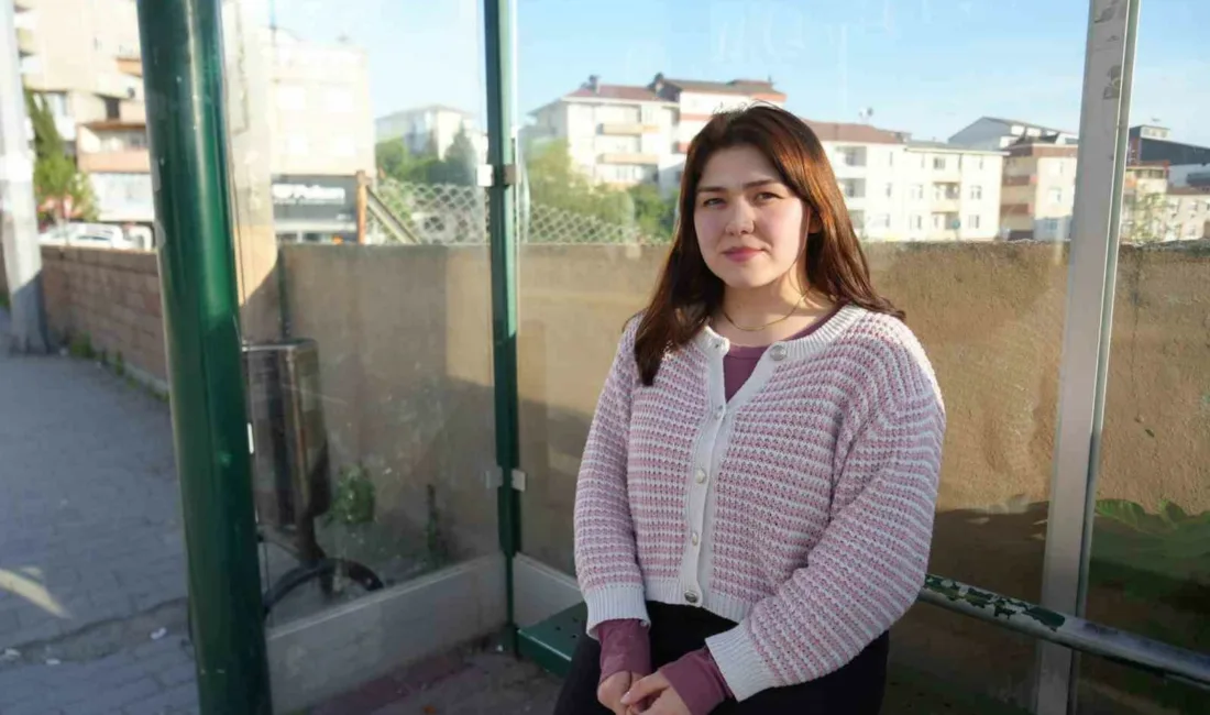Kocaeli’nin Körfez ilçesinde otobüs durağında arkadaşını bekleyen Kübra Ak (28),