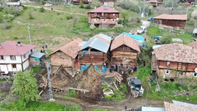 Kastamonu’nun Taşköprü ilçesinde ahırın çökmesi sonucu Fatma Demir hayatını kaybetti,