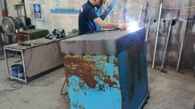 Gölcük’te zaman içinde eskiyen ve yıpranan çöp konteynerleri geri dönüştürülerek