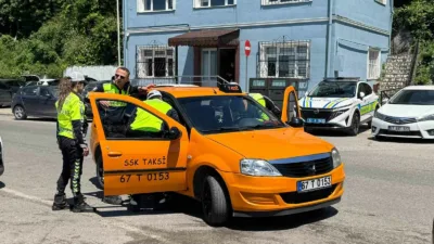 Zonguldak’ta trafik uygulamasında aranması bulunan Ü.R.G isimli şahıs taksi kullanırken
