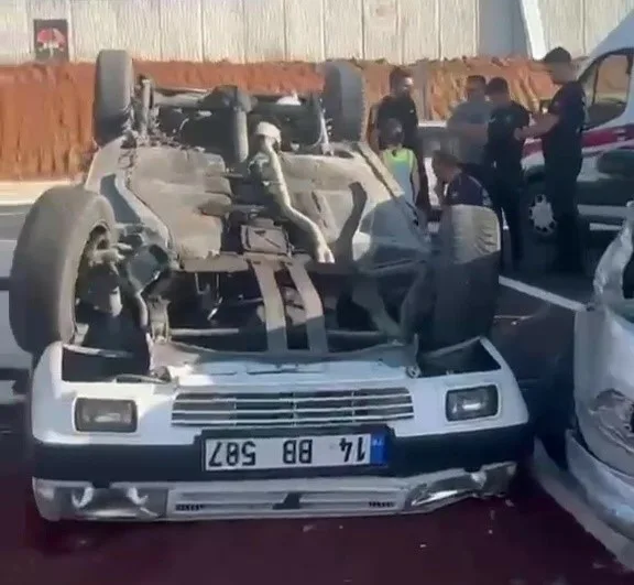Düzce’nin Akçakoca ilçesindeki hastane kavşağında iki otomobilin çarpıştığı kazada, araçlardan