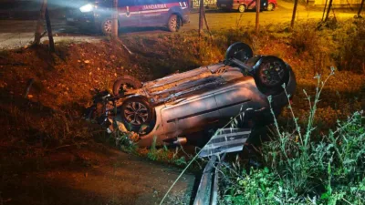 Sakarya’nın Akyazı ilçesinde kanala uçan otomobildeki alkollü oldukları iddia edilen