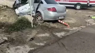 Kocaeli’nin İzmit ilçesinde belediye otobüsü ile otomobilin çarpışması sonucu 3