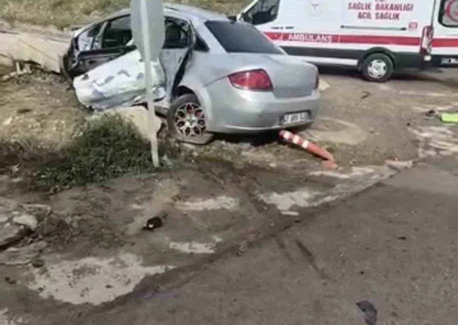 Kocaeli’nin İzmit ilçesinde belediye otobüsü ile otomobilin çarpışması sonucu 3