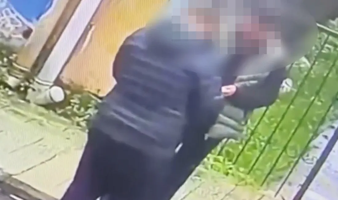 Sakarya’da sokakta güvenlik kamerasının karşısında uyuşturucu madde satan şüpheli, polis