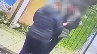 Sakarya’da sokakta güvenlik kamerasının karşısında uyuşturucu madde satan şüpheli, polis