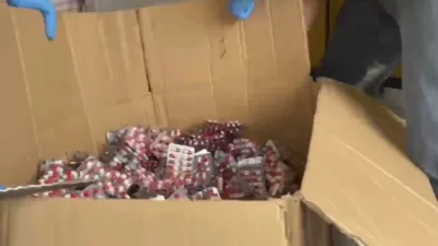 Kocaeli’nin Çayırova ilçesinde polis ekiplerince durdurulan kamyonetin kasasından 300 bin