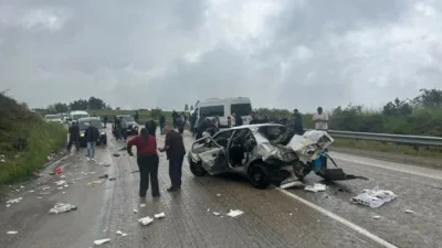 Karabük-Eflani karayolunda otomobil ile servis otobüsünün çarpışması sonucu meydana gelen