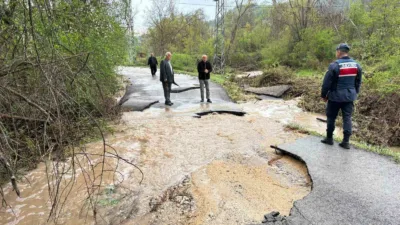 Karabük’te etkili olan sağanak yağış sonrası meydana gelen yol çökmesinin