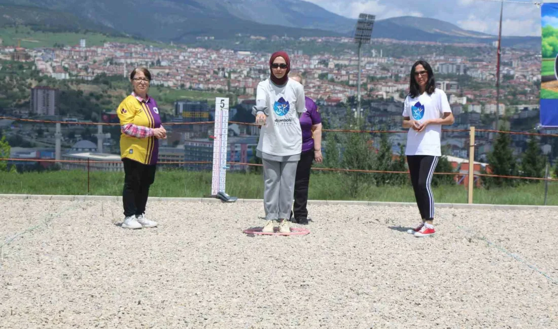 Karabük Üniversitesi’ndeki (KBÜ) Bocce Anneler Ligi etkinliğinde özel bireyler, anneleri