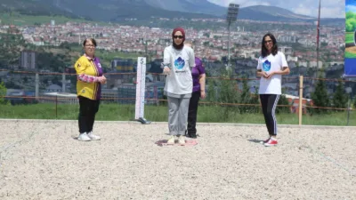 Karabük Üniversitesi’ndeki (KBÜ) Bocce Anneler Ligi etkinliğinde özel bireyler, anneleri