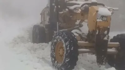 Kartepe’de hava sıcaklıklarının aniden düşmesiyle yüksek kesimlerde kar yağışı etkili