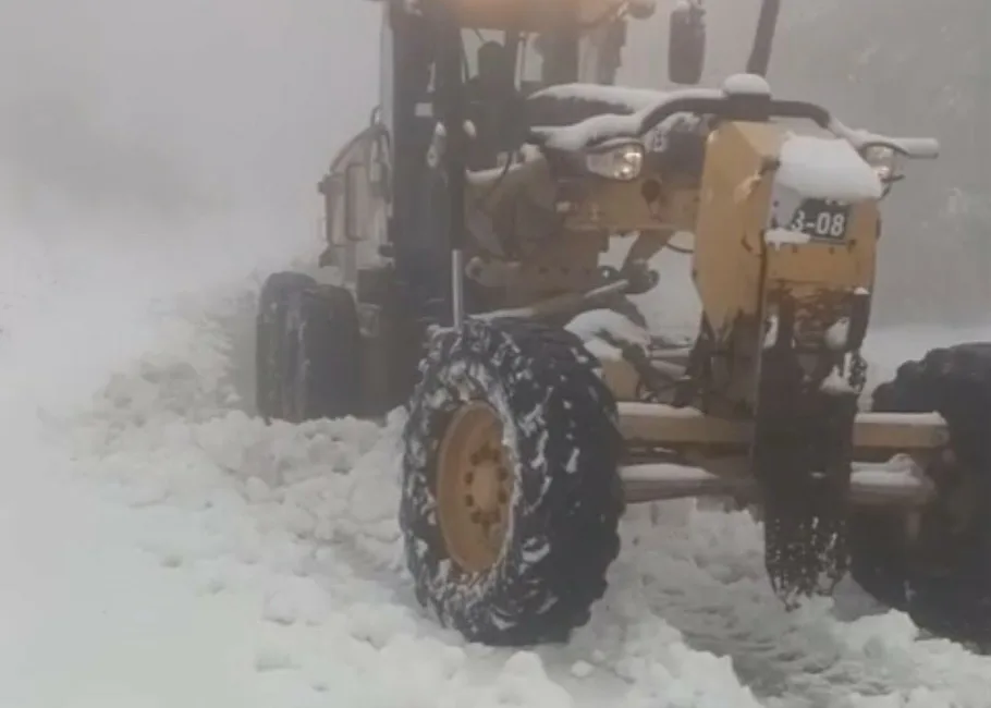 Kartepe’de hava sıcaklıklarının aniden düşmesiyle yüksek kesimlerde kar yağışı etkili