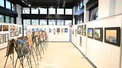 Kartepe’de lise öğrencilerinin hazırladığı “Gençlerin Renkleri” adlı karma resim sergisi