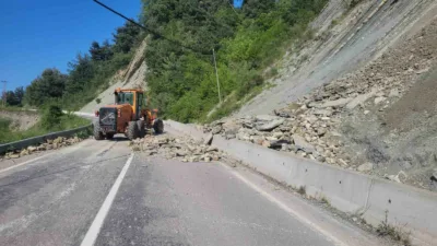 Kastamonu’nun İnebolu ilçesinde yaşanan heyelan sonucunda kara yolu ulaşıma kapandı.
