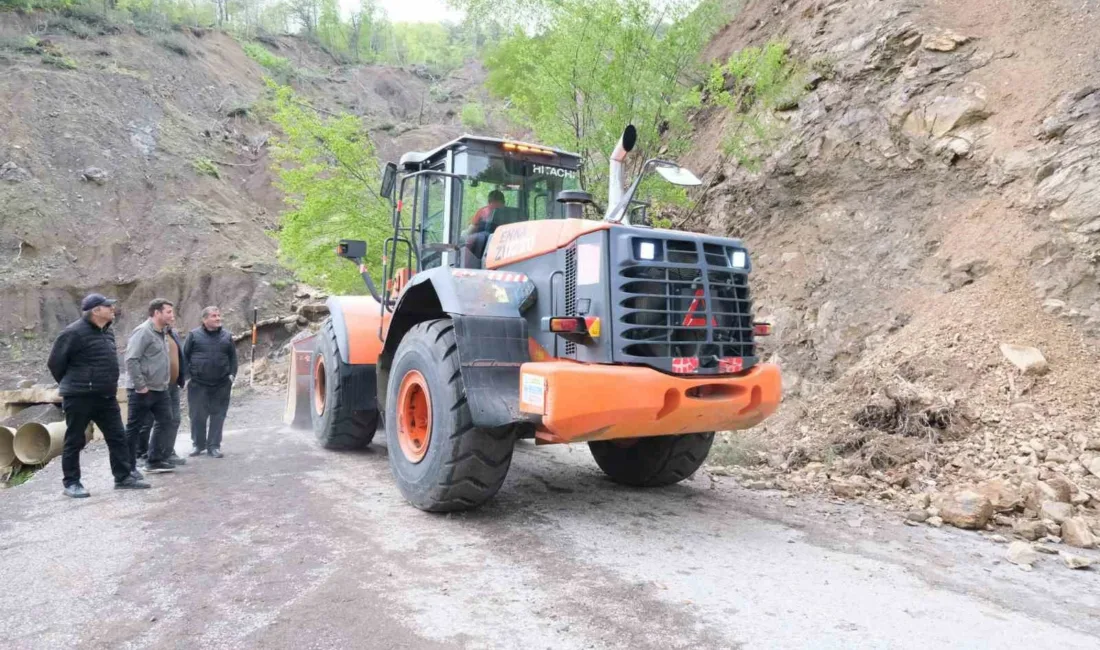 Kastamonu’nun Bozkurt ilçesinde heyelan sebebiyle kapanan grup köy yolu ekiplerin