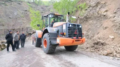 Kastamonu’nun Bozkurt ilçesinde heyelan sebebiyle kapanan grup köy yolu ekiplerin