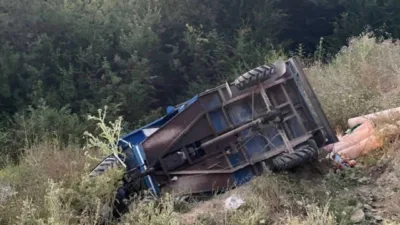 Kastamonu’nun Doğanyurt ilçesinde ’pat-pat’ olarak tabir edilen tarım aracının devrilmesi