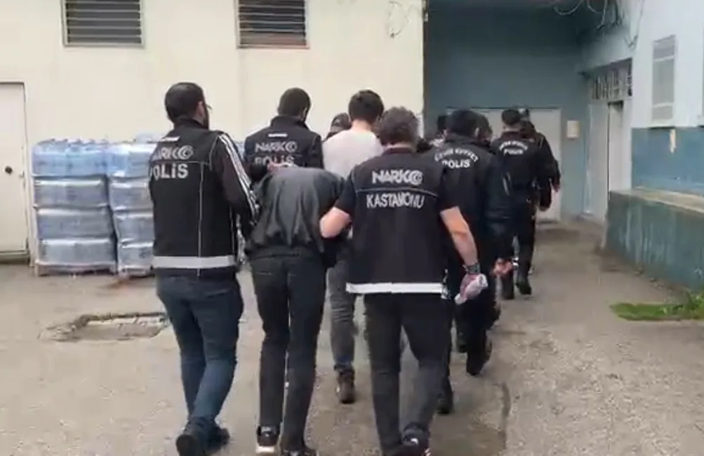 Kastamonu’da bayram öncesinde 4 farklı adrese düzenlenen eş zamanlı operasyonda