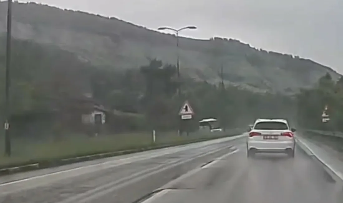 Karabük’te sağanak yağış sonrası kayganlaşan yolda kontrolden çıkan yolcu otobüsünün