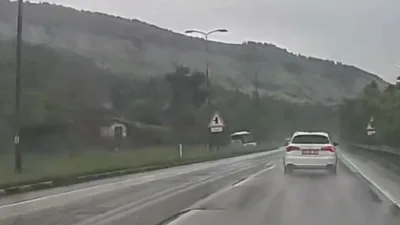 Karabük’te sağanak yağış sonrası kayganlaşan yolda kontrolden çıkan yolcu otobüsünün