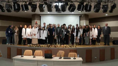 Karabük Üniversitesi’nde (KBÜ) düzenlenen törende Kimya Bölümü birinci sınıf öğrencileri