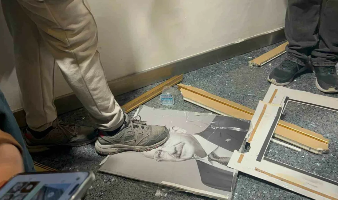 Cumhuriyet Halk Partisi (CHP) Genel Merkezi’nde partililer Kemal Kılıçdaroğlu’nun fotoğrafını