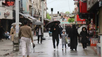 Sakarya genelinde gece saatlerinden itibaren etkili olan yağış, bazı cadde
