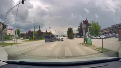 Karabük’ün Safranbolu ilçesinde kırmızı ışık ihlali nedeniyle iki hafif ticari