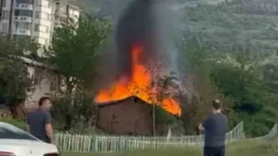 Kocaeli’nin Derince ilçesinde tek katlı evde çıkan yangın itfaiye ekiplerince