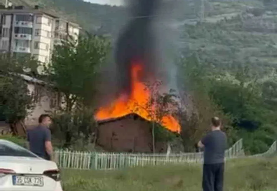 Kocaeli’nin Derince ilçesinde tek katlı evde çıkan yangın itfaiye ekiplerince