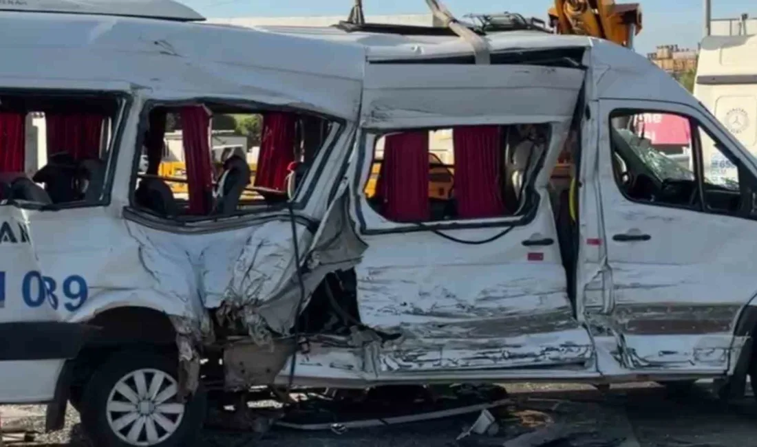 Kocaeli’nin Çayırova ilçesinde işçi servisi ile tırın çarpışması sonucu meydana