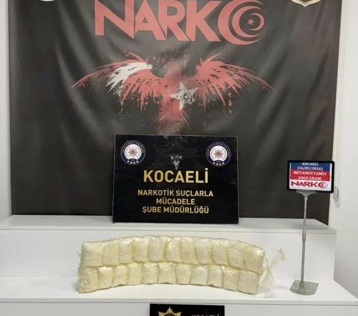 Kocaeli’nin İzmit ilçesinde durdurulan yolcu otobüsündeki aramada, vücutlarına sarılı vaziyette
