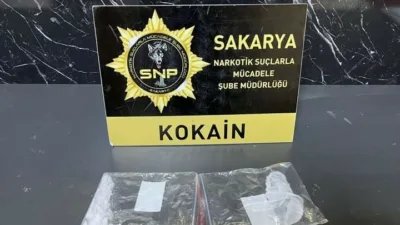 Sakarya’da polis ekiplerince yapılan uyuşturucu operasyonunda 8.95 gram kokain ele