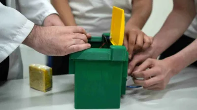 Kocaeli’de teknik lise öğrencileri, yaz aylarında çöp kovalarından yayılan kötü