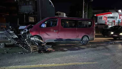 Sakarya’nın Adapazarı ilçesinde kontrolden çıkan minibüs, yolun ortasında bulunan demirlere