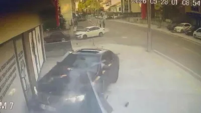 Kocaeli’nin İzmit ilçesinde kontrolden çıkan otomobil, psikolojik danışmanlık merkezine daldı.